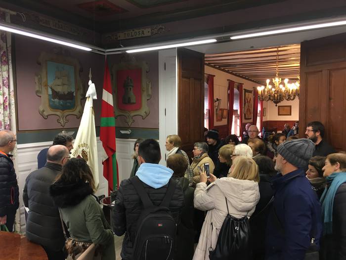 Udaletxea eta hango ondarea barrutik ezagutzeko aukera izan dute herritarrek