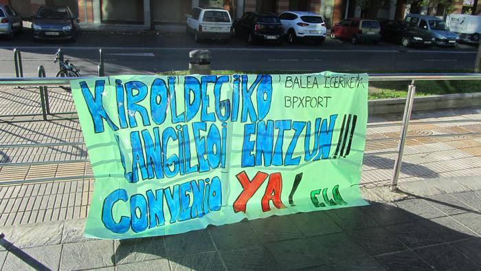 Zarauzko kiroldegiko langileek lan hitzarmen baten beharra aldarrikatu dute