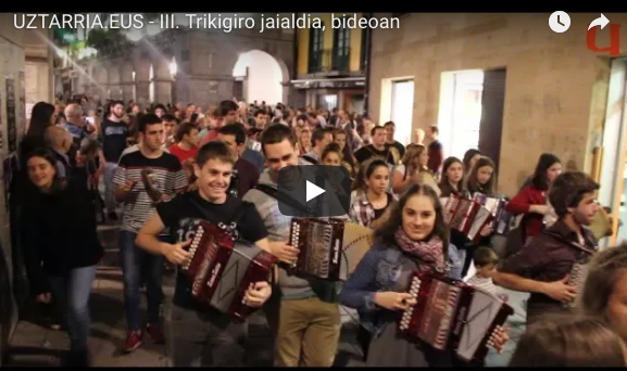 BIDEOA: Berrehundik gora trikitizale elkartu da Azpeitian, III. Trikigiro jaialdian