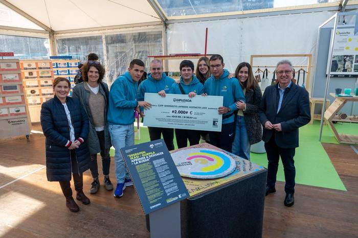 Izarraitz Lanbide Heziketako ikasle talde baten proiektua saritu dute 'Ekonomia zirkularra modelatzen' erakusketan