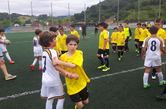 2004an jaiotako futbolariekin bilera