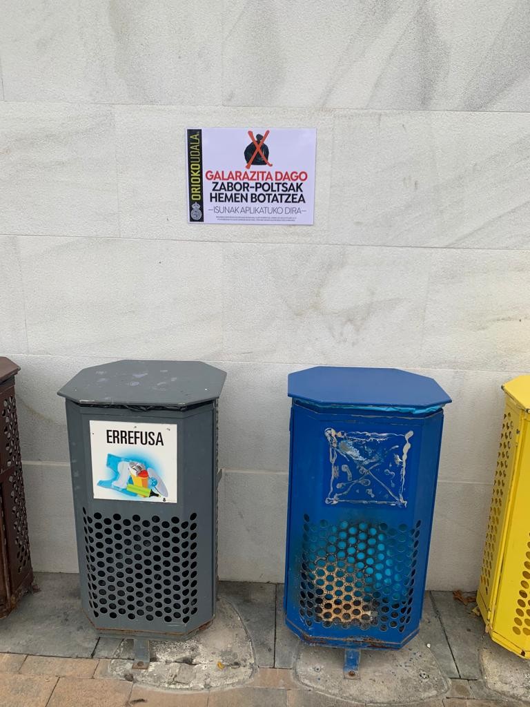 Isunak jarriko dizkie udalak zabor poltsak zaborrontzi txikietan uzten dituztenei
