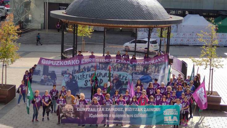Adinekoen egoitzetako langileen aldarriek hartu dituzte herriko kaleak
