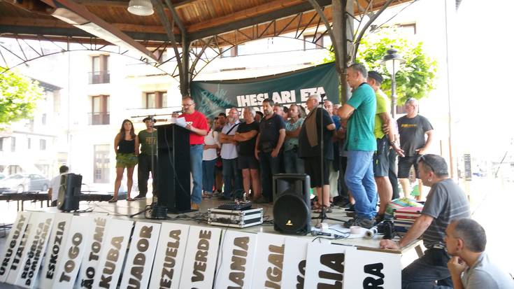 Iheslarien eta deportatuen itzulera irudikatu dute eguerdian