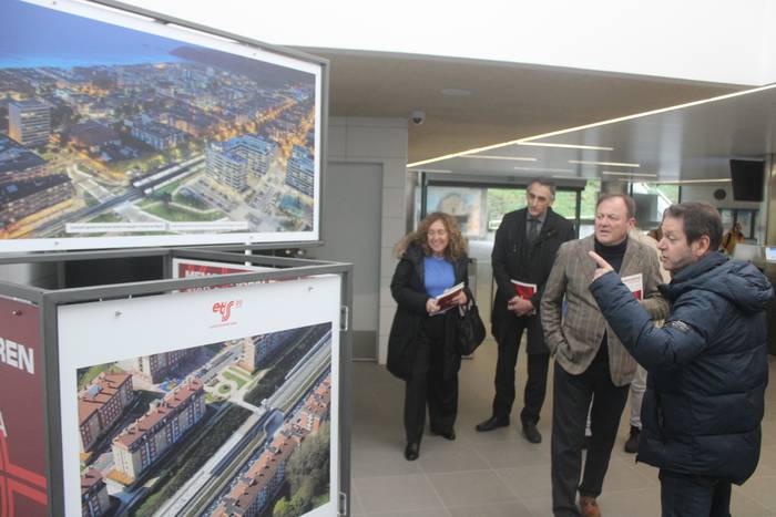 Eusko Trenbide Sarearen hogei urteko memoria, Zarauzko tren geltokian