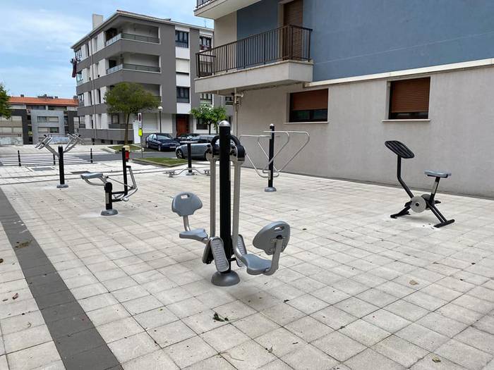 Balentziaga kalean ariketa fisikorako hainbat makina jarri dituzte