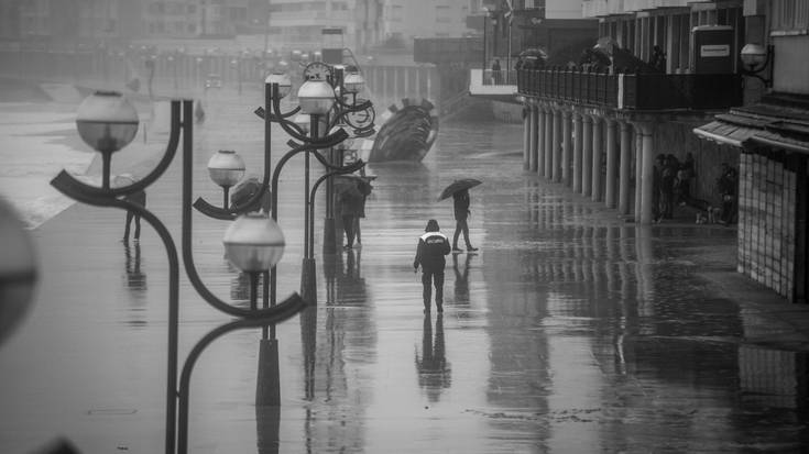 Gaurko alerta laranja ezarri dute itsasaldeko arriskuagatik, eta horia euriagatik, haizeagatik eta kostaldeko inpaktuagatik