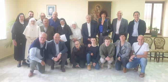 Atzegiren, Caritasen eta Sierbetako mojen artean 8.000 euro banatu ditu Azpeitiko Zezenzale batzordeak