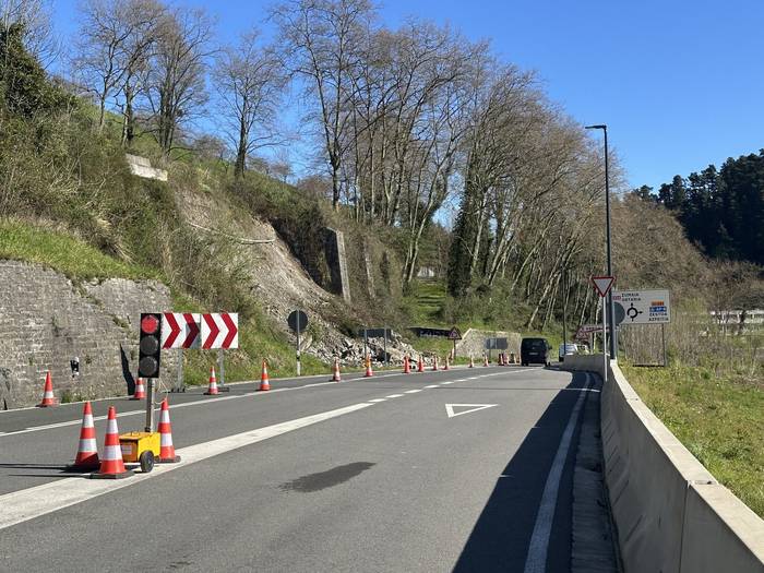 Arroabean izan den lur jausi bategatik semaforoa jarri dute trafikoa bideratzeko