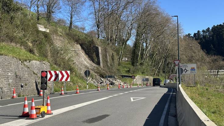 Arroabean izan den lur jausi bategatik semaforoa jarri dute trafikoa bideratzeko