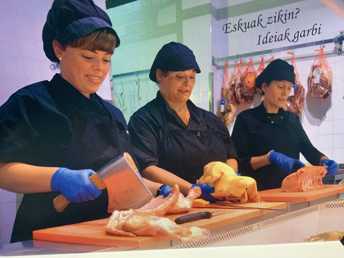 Emakumeak protagonista dituen 2023ko egutegia ari da banatzen Getariako Udala herriko etxe guztietara