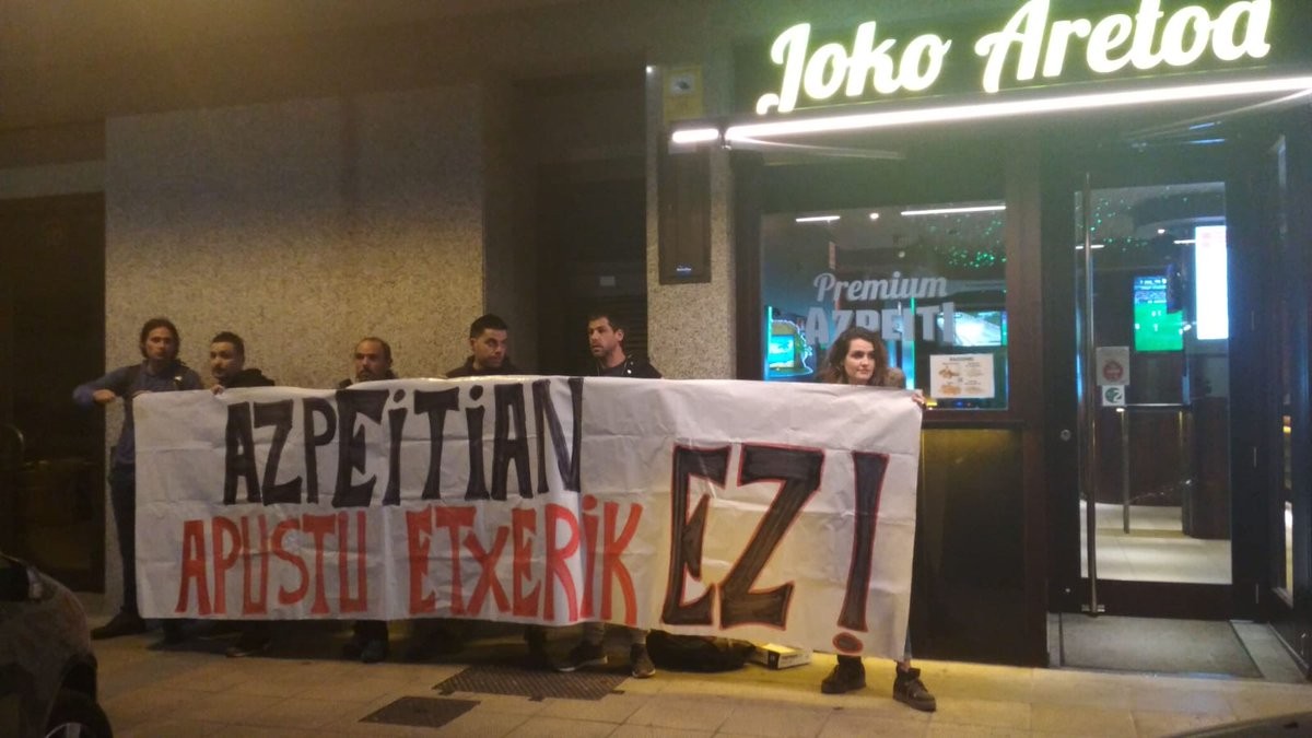 Seigarren ostegunez jarraian, apustua etxearen parean