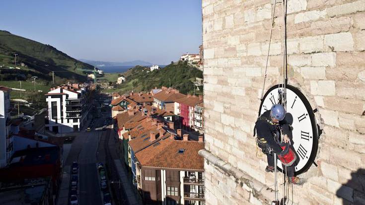 Argazkia: Parrokiako erlojua aldatu dute