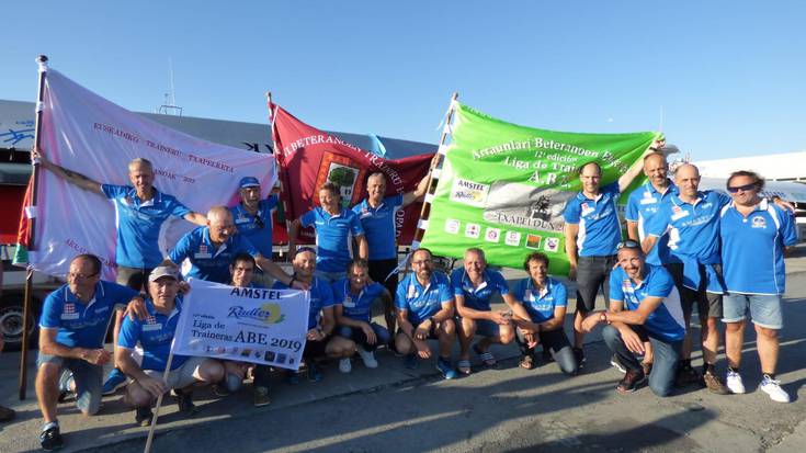 Aurten jokatutako guztia irabazi dute Badok 13ko arraunlariek