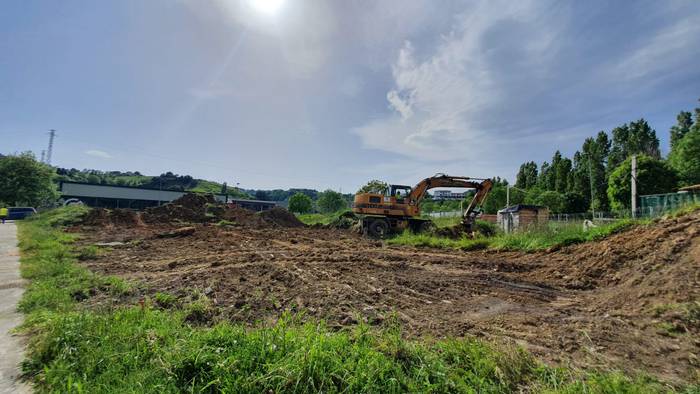Autokarabanentzako gunea prestatzen hasi dira Abendañon