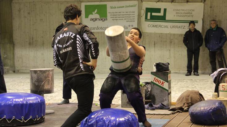 Irudietan: 'Urra'-k marka haustea lortu du Aiako harrijasotze jaialdian