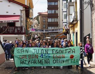 Lan baldintzak duintzeko aldarria festaren erdigunera eraman dute San Juan egoitzako langileek