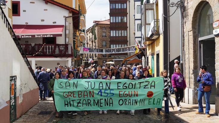 Lan baldintzak duintzeko aldarria festaren erdigunera eraman dute San Juan egoitzako langileek