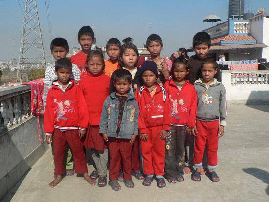 Laguntza ekonomikoa bideratu dute Nepalera Azpeitiko Udalak eta Zezen Beltzek, Azpeitiko Child Bright taldearen bitartez