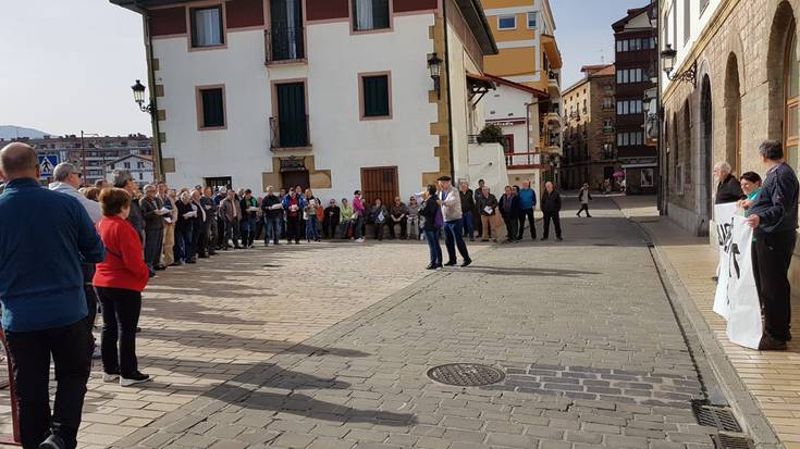 Pentsio duinen aldeko elkarretaratzea egin du herriko pentsionista talde batek