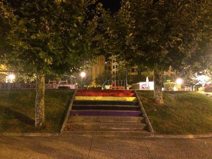 Zumaiako Amaia plazako eskilarak koloreztatu ditu Amalgamak taldeak
