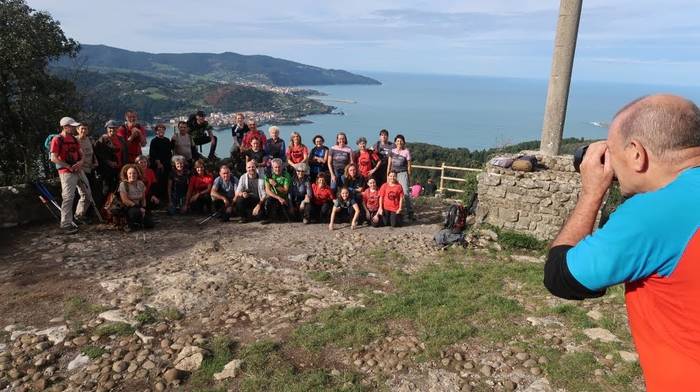 Menditik itsasora begira