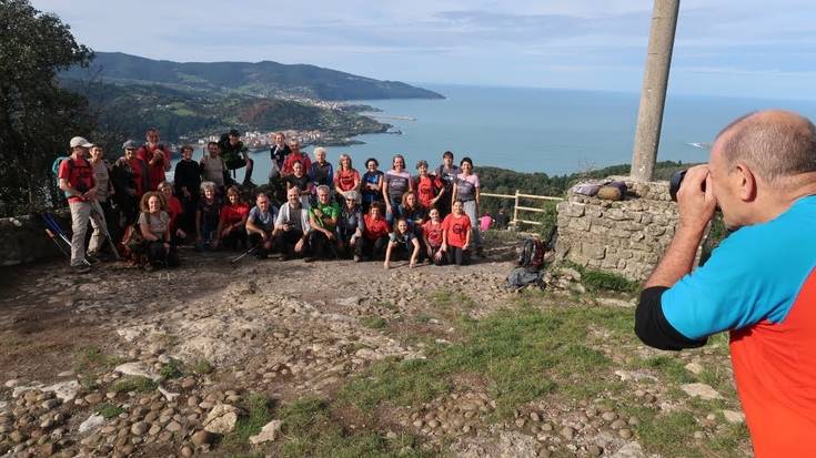 Menditik itsasora begira