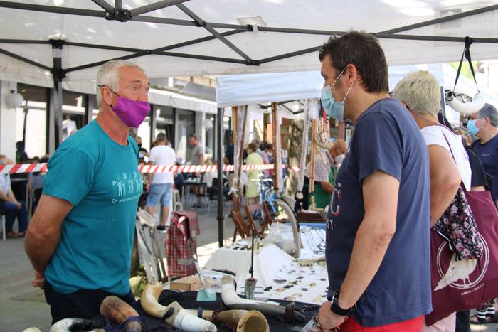 Artisauen sorkuntzak eta jakiak izango dira salgai biharko artisau azokan