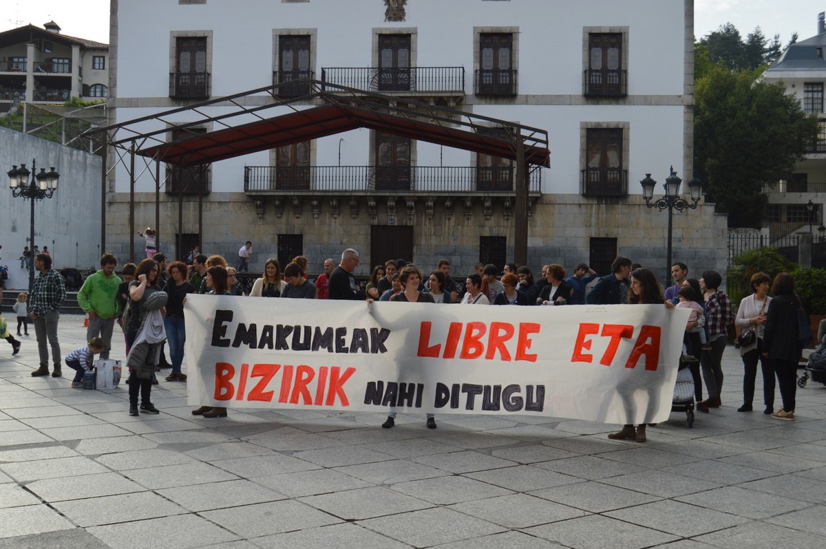 Hilketa matxista salatzeko elkarretaratzea, 'Emakumeak libre eta bizirik nahi ditugu' lelopean