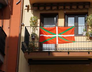 Aberri Egunarekin bat eginez, ikurrinak balkoietan