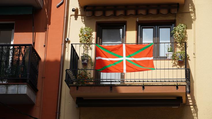 Aberri Egunarekin bat eginez, ikurrinak balkoietan
