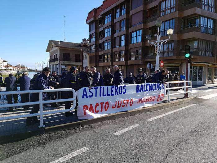 Balenciagako langileek protesta egin dute, Zumaiako Zubitxikian