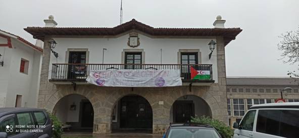Sahararekiko elkartasunez, hango bandera eskegi dute Aizarnazabalgo udaletxean