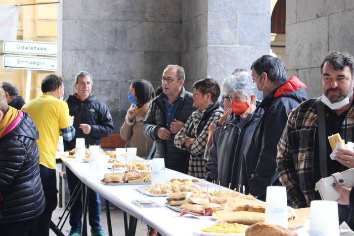 Solidaritate pintxoa eta bigarren eskuko denda prestatu dituzte, Beningo umeei laguntzeko