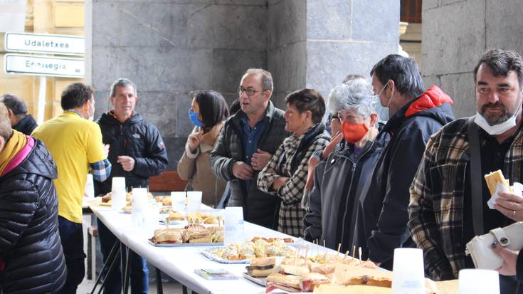 Solidaritate pintxoa eta bigarren eskuko denda prestatu dituzte, Beningo umeei laguntzeko