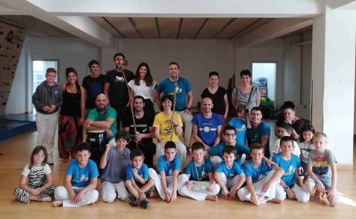 Capoeira erakustaldia eskainiko dute gaur arratsaldean Senzalako kideek plazan