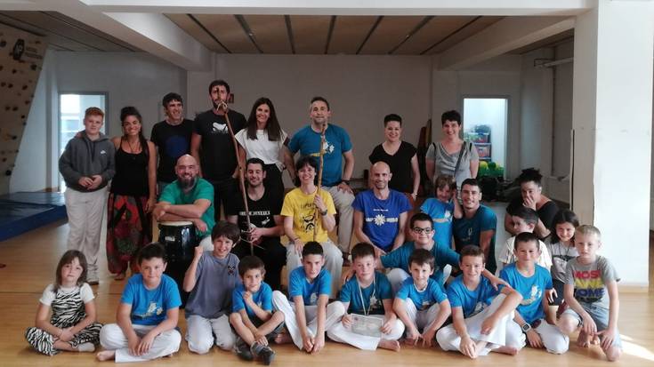 Capoeira erakustaldia eskainiko dute gaur arratsaldean Senzalako kideek plazan