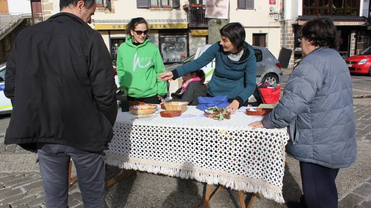 Hazi banaketa eta bigarren eskuko azoka plazan