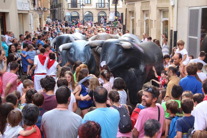 Zezenen aurrean korrika eginez hasi dute Zarauzko kale antzerki jaialdia, Kalerki