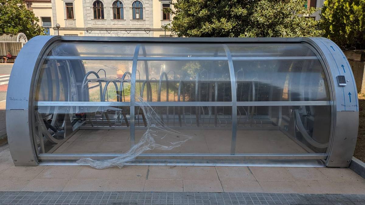 Bizikletentzako bi aparkaleku itxi egokitzen ari da udala