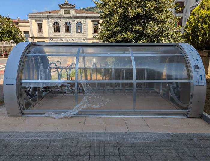 Bizikletentzako bi aparkaleku itxi egokitzen ari da udala