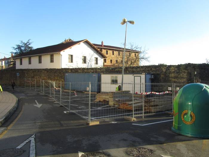Astazubi plaza ari dira atontzen, Santa Klarako obrekin hasteko