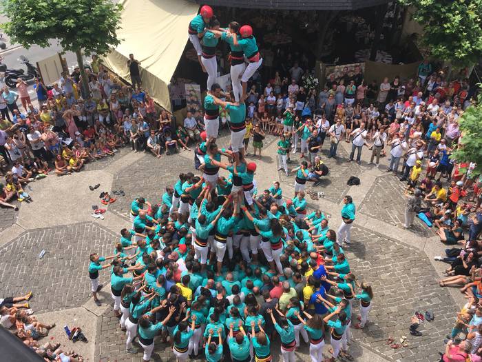 Castellers de Vilafranca taldeak bederetzi pisuko giza dorrea egitea lortu du Orion