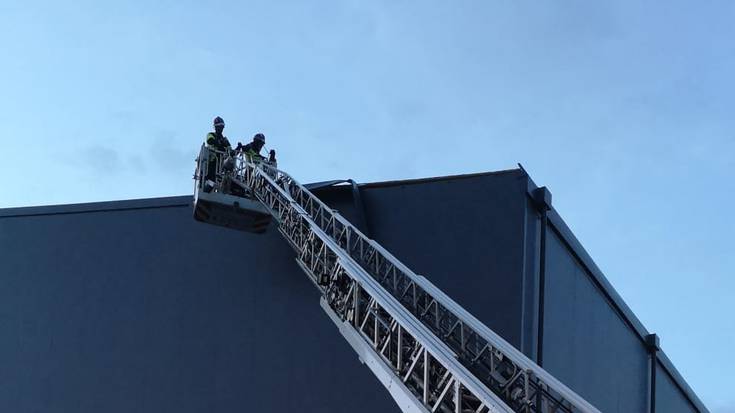 Hego haizeak kalte txikiak eragin ditu Aitzuri frontoiko teilatuan