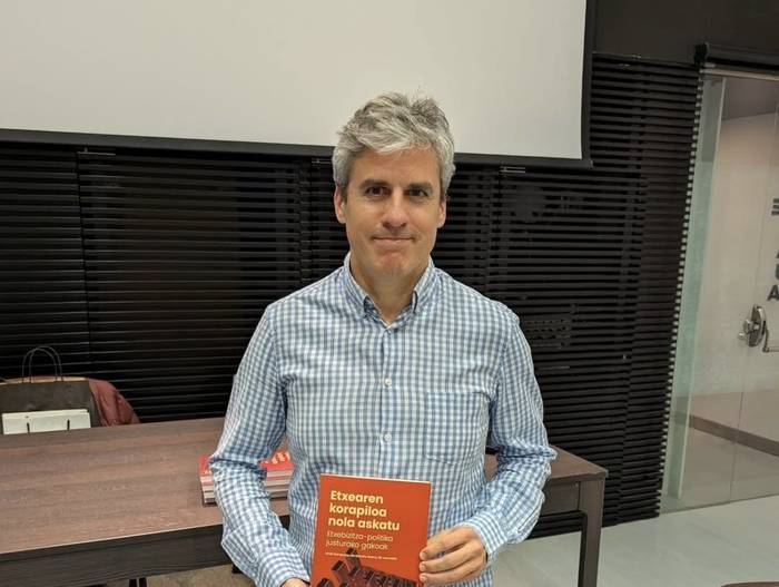'Hirigintza, arnasguneak eta euskara' hitzaldia, Unai Fernandez de Betoñoren eskutik