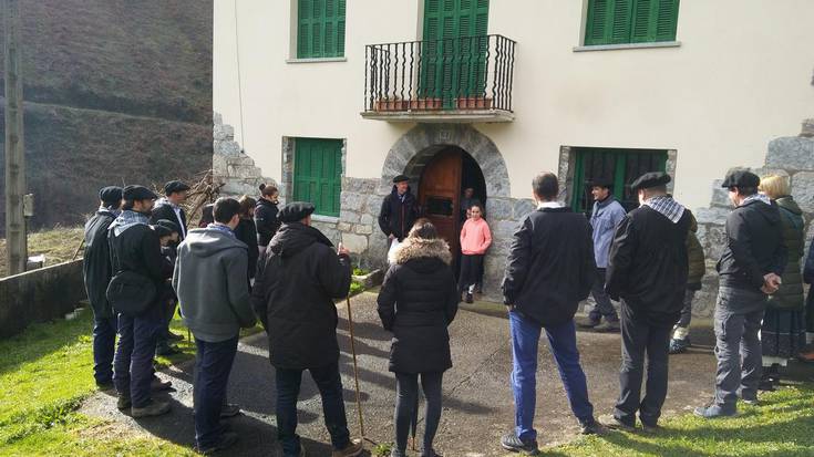 Lasaon ere ibili dira santa eskean