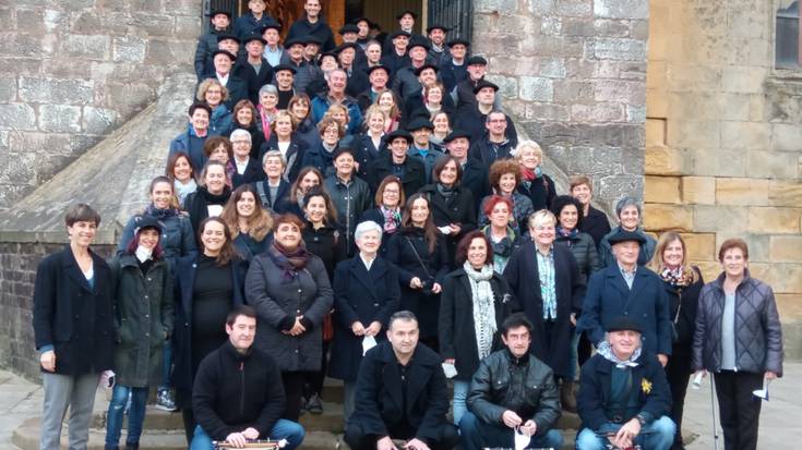 Gabon doinuz jantzi ditu herriko kaleak Gabon koruak