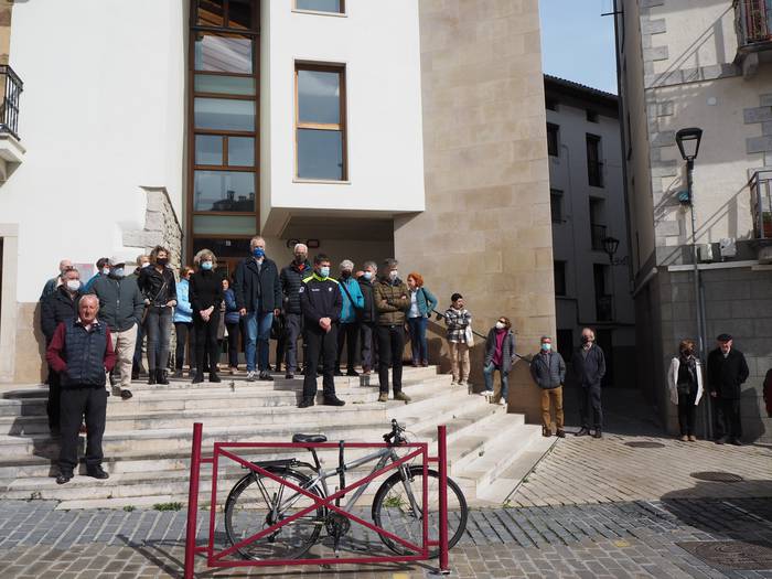 Ukrainako herriari babesa erakutsi diote gaur eguerdian egindako elkarretaratzean