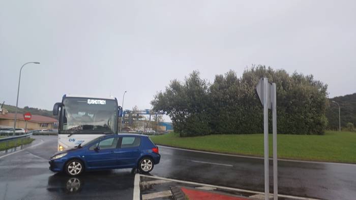 Bi auto istripu izan dira Zumaian eguerdi partean