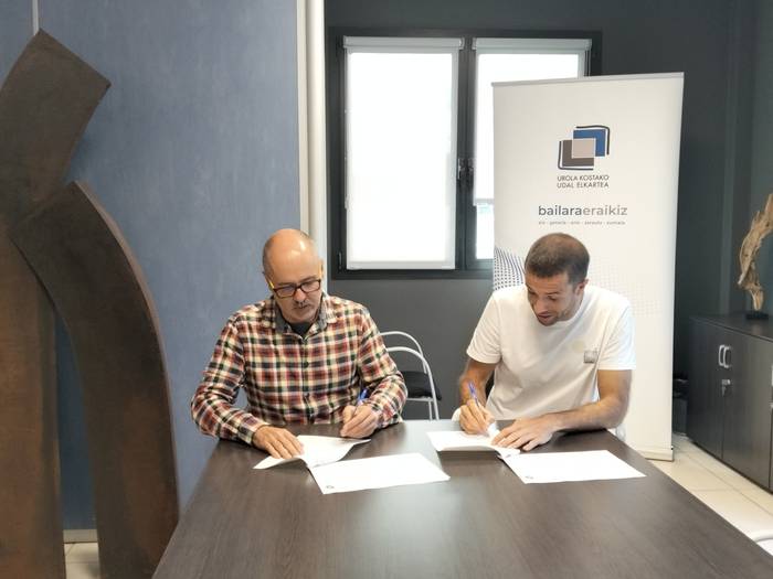 Hitzarmena sinatu dute Urola Kostako Udal Elkarteak eta Urolako Komunikazio Taldeak